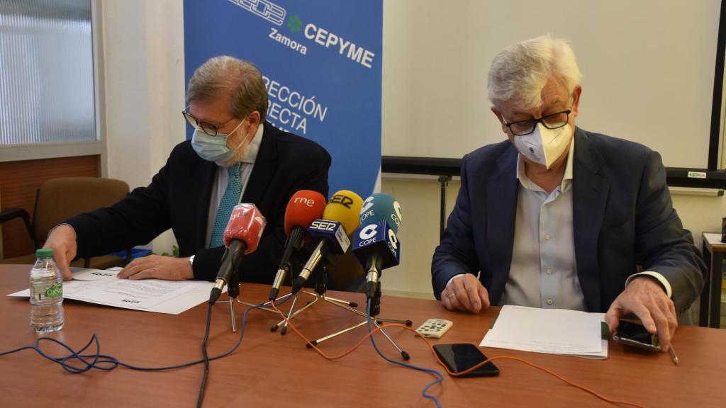 El presidente de Ceoecyl, Santiago Aparicio y el presidente de Ceoe-Cepyme Zamora, José María Esbec
