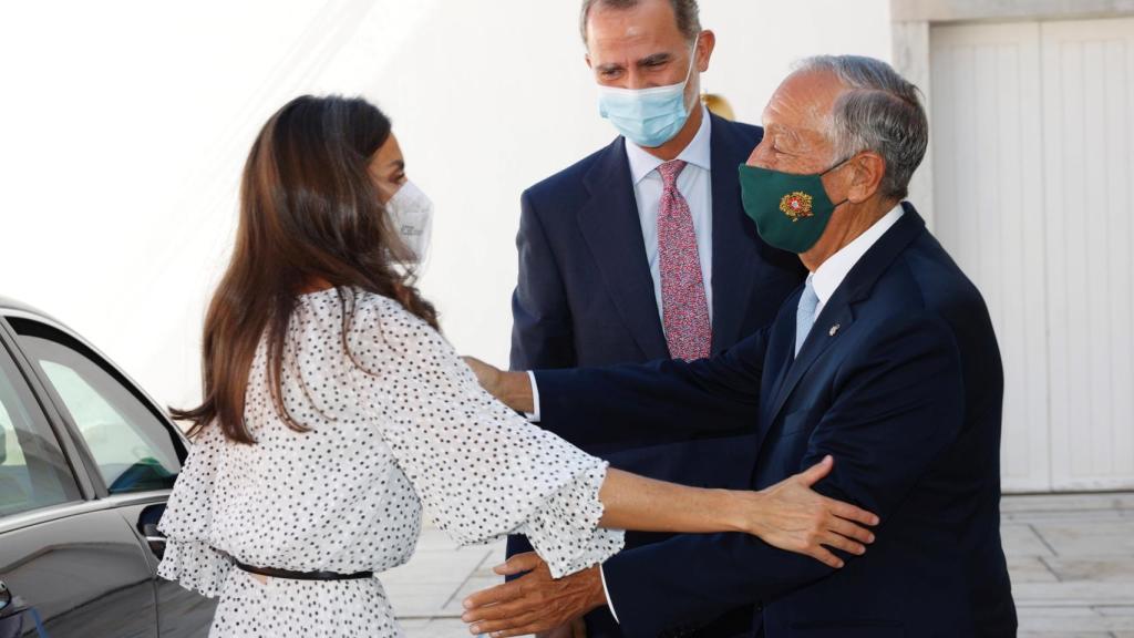 Letizia saludando a Marcelo Rebelo da Sousa en Lisboa.