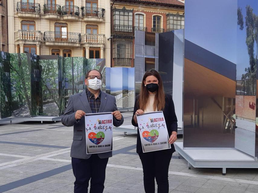 El alcalde de La Bañeza, Javier Carrera junto a la concejal de Comercio, Elena Bailez