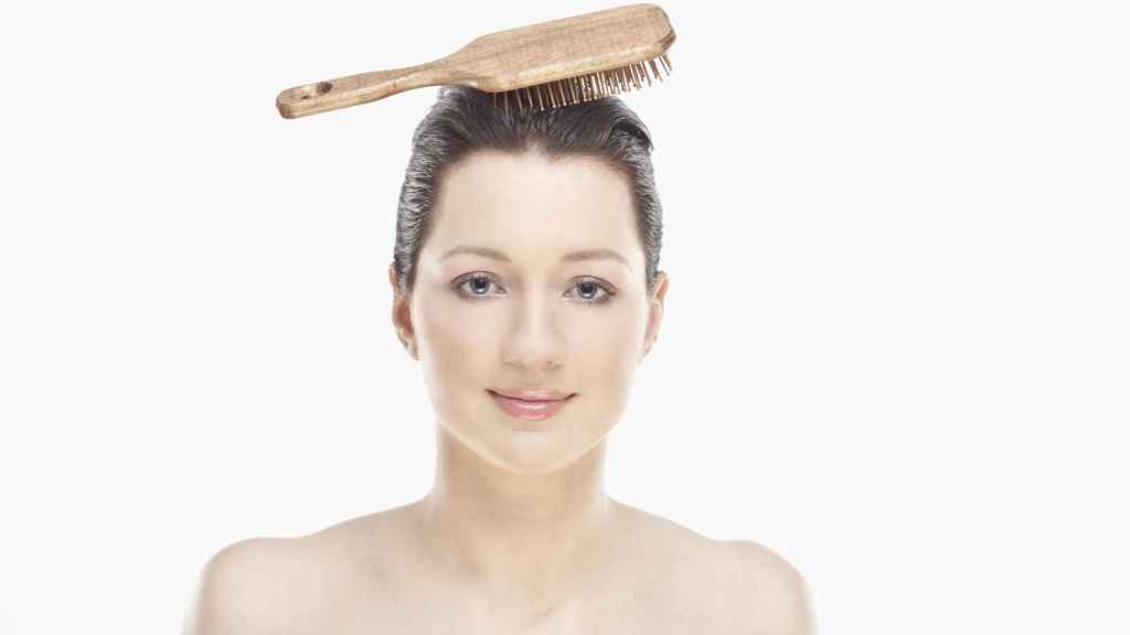 Hay que elegir un champú de tratamiento específico - anticaída o fortificante - para tratar el cuero cabelludo.