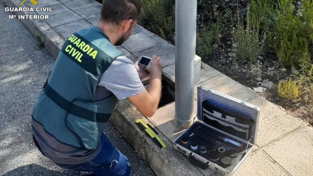 Un agente de la Guardia Civil, durante la investigación.