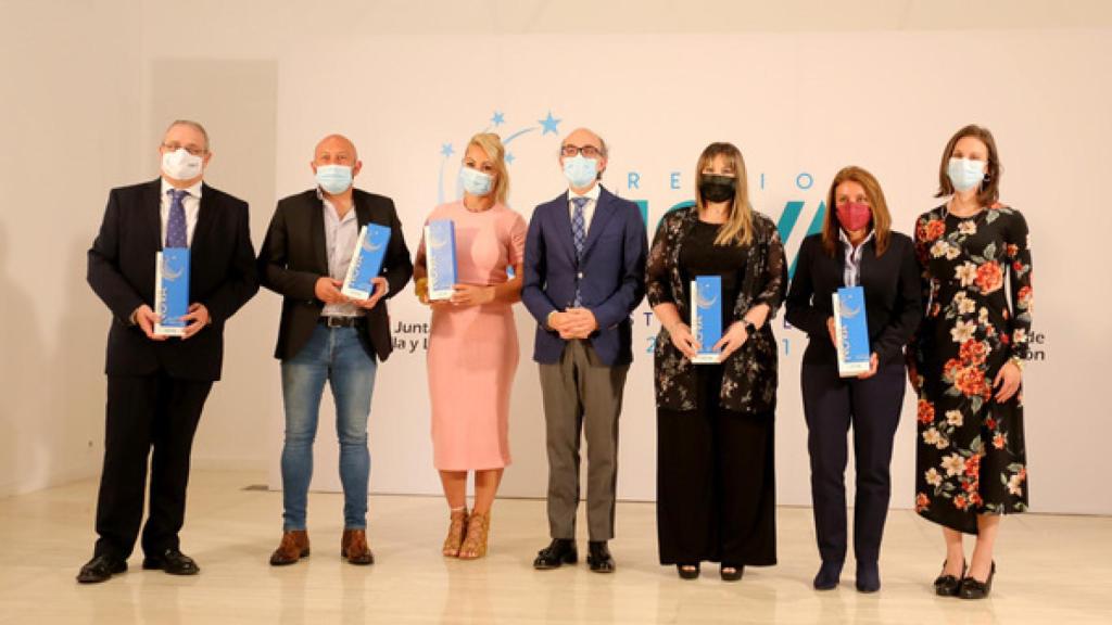 El consejero Javier Ortega posa con las premiadas