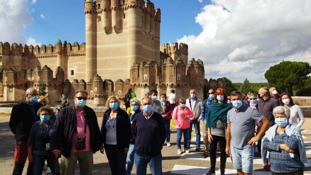 Participantes de 'Viajero, yo te enseñaré Segovia' en el castillo de Coca