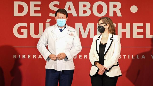 Fernández Mañueco posa con la chaquetilla en el evento de Tierra de Sabor y la Guía Michelín