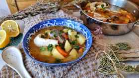 Sopa de pescado estilo griego, una receta de Kakavia