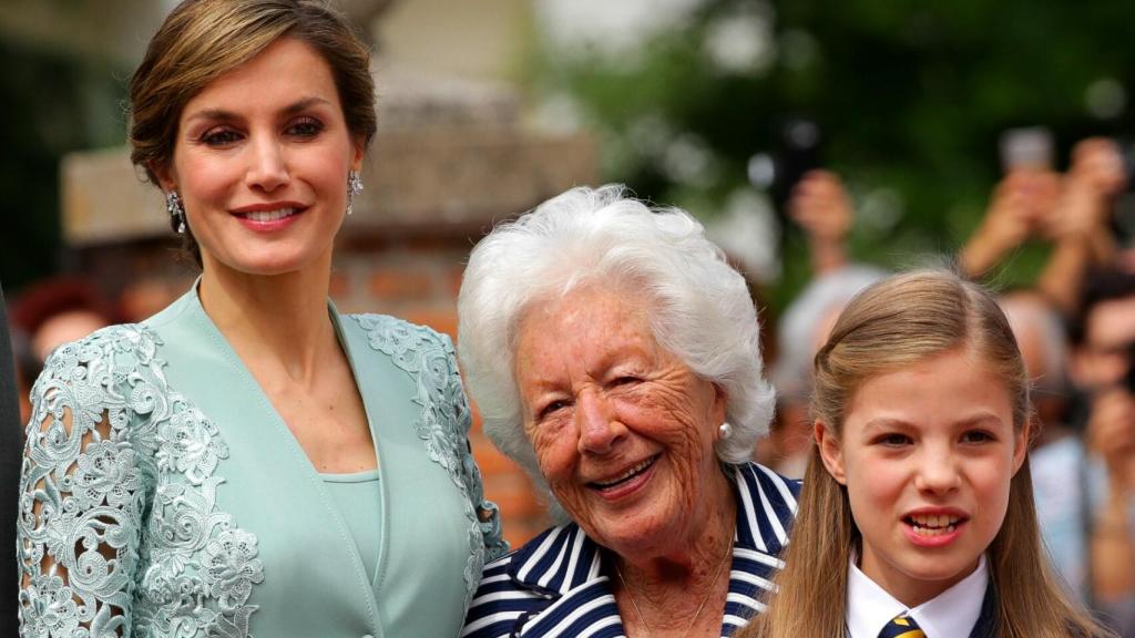 Menchu Álvarez del Valle junto a su nieta, la reina Letizia, y su bisnieta, la infanta Sofía.