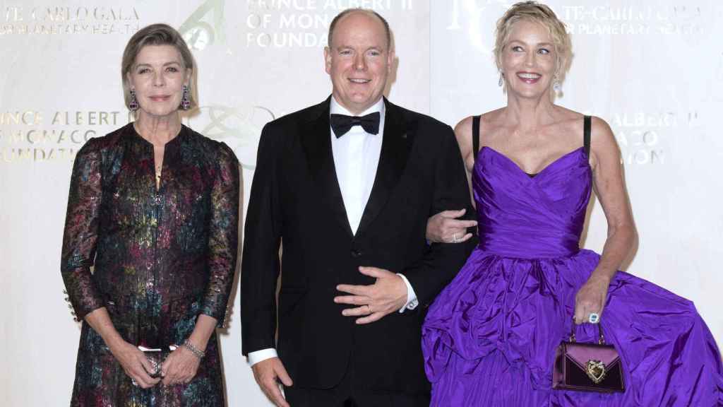 Alberto de Mónaco, en el centro, junto a su hermana Carolina, y la actriz Sharon Stone.