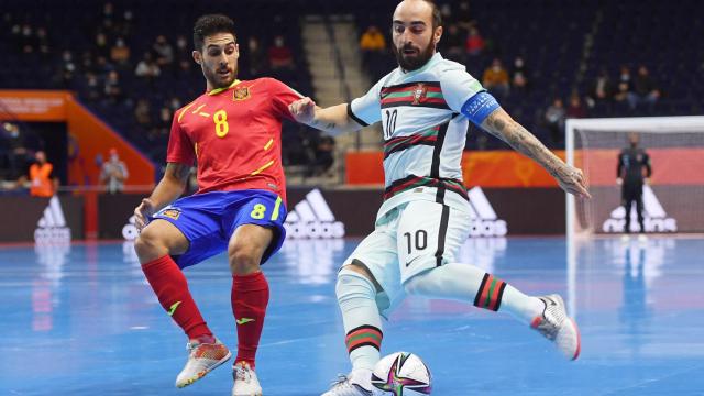 Ricardinho ante la selección española de fútbol sala