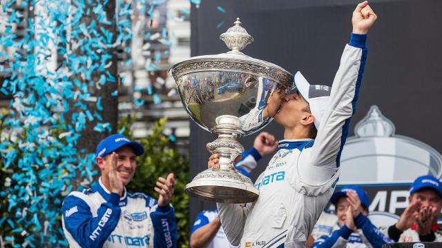 Alex Palou con el título de la Copa Astor de campeón de la IndyCar Series