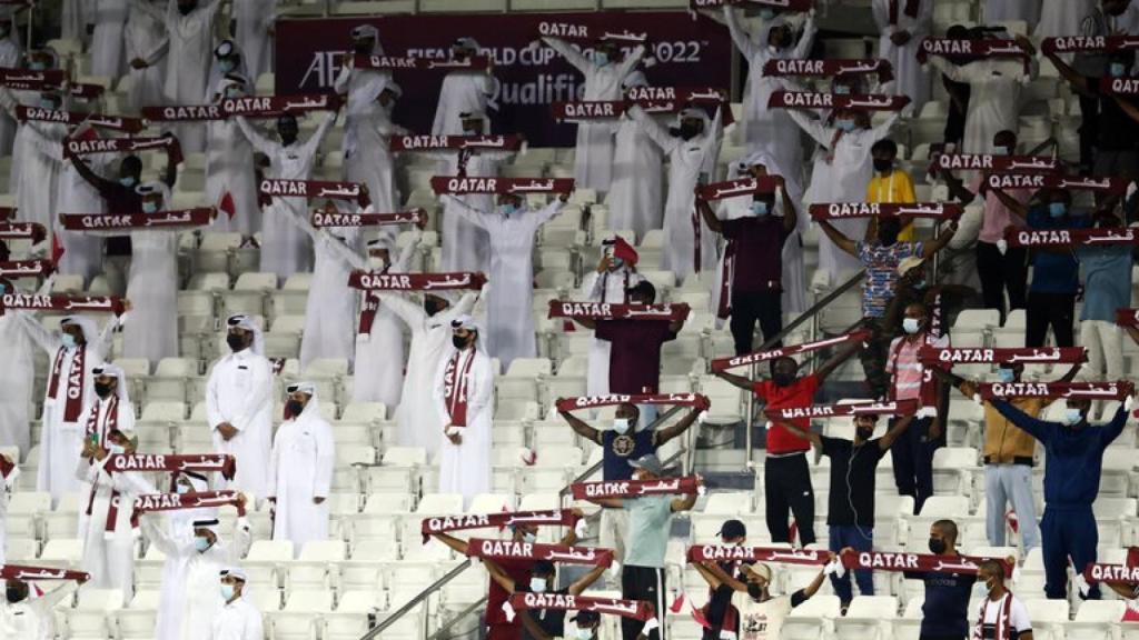 Aficionados de Catar en un estadio de fútbol
