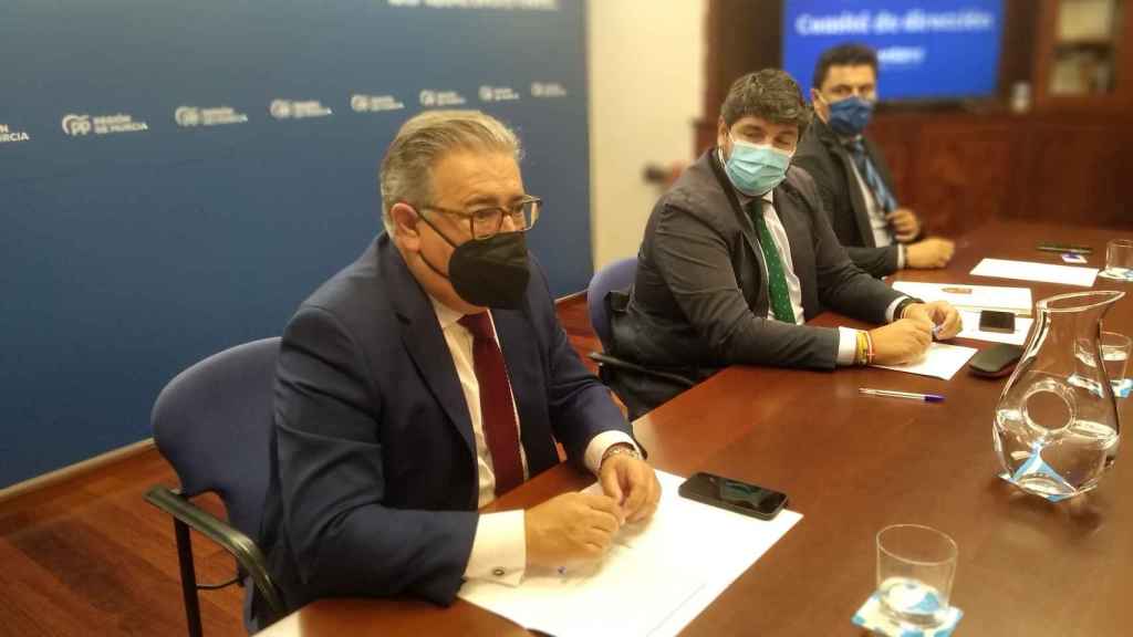 Juan Ignacio Zoido, Fernando López Miras y José Miguel Luengo, este lunes, en la sede del PP en Murcia.