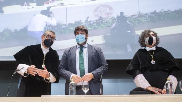 El presidente de la Región de Murcia, Fernando López Miras (c), este lunes, junto al rector de la UMU, José Luján, y la rectora de la UPCT, Beatriz Miguel.