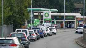 La compra de gasolina ante el pánico de que se acabe causa serios problemas en gasolineras de Reino Unido