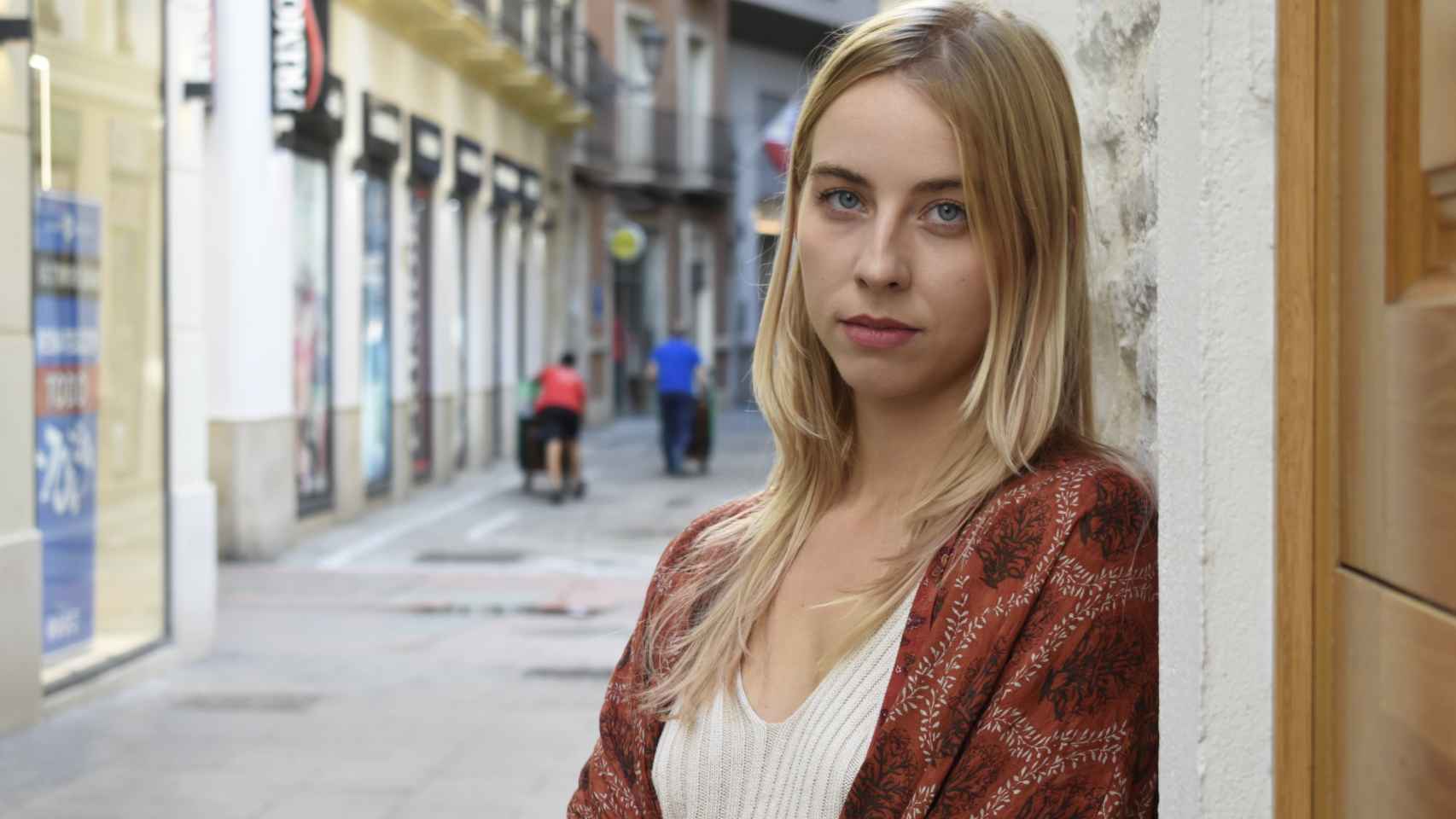 La editora Victoria Borrás posa en el centro de Málaga.