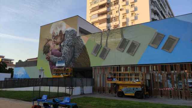 El mural de Lalone y Nesui la tarde del 27 de septiembre a punto de ser finalizado.