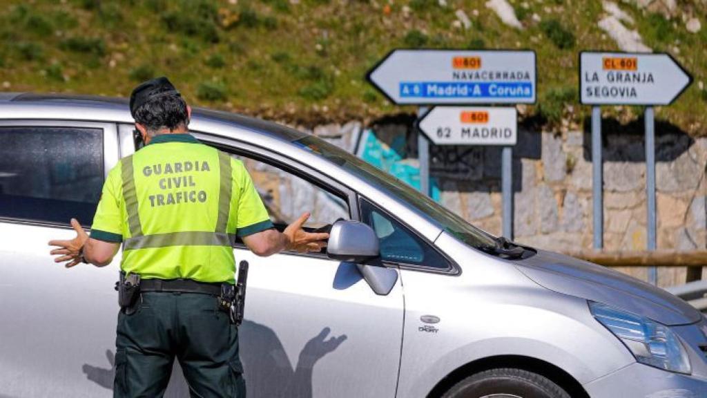 La Guardia Civil multa a un conductor.