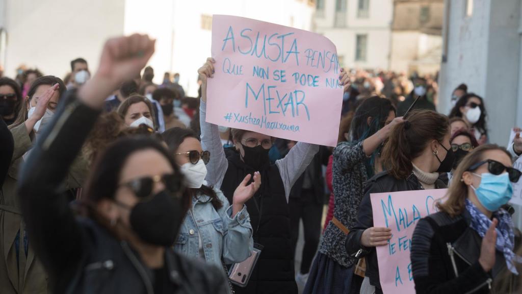 Women demonstrate in applause to the companions recorded while they urinated in the A Maruxaina festivities of 2019 in San Cibrao).