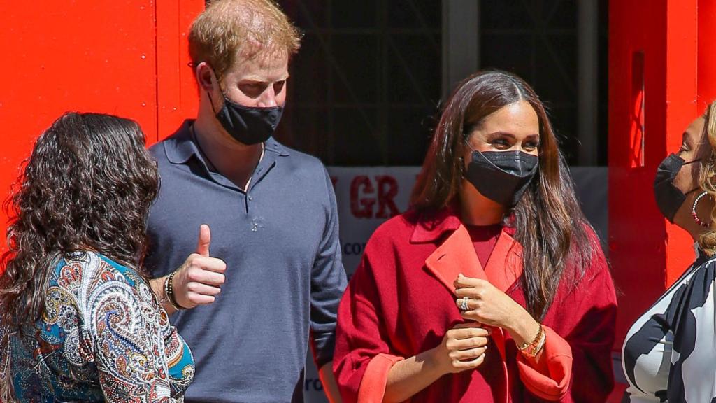 Meghan Markle escogió un abrigo de cachemira valorado en 4.500 euros para una visita a un centro de niños desfavorecidos.