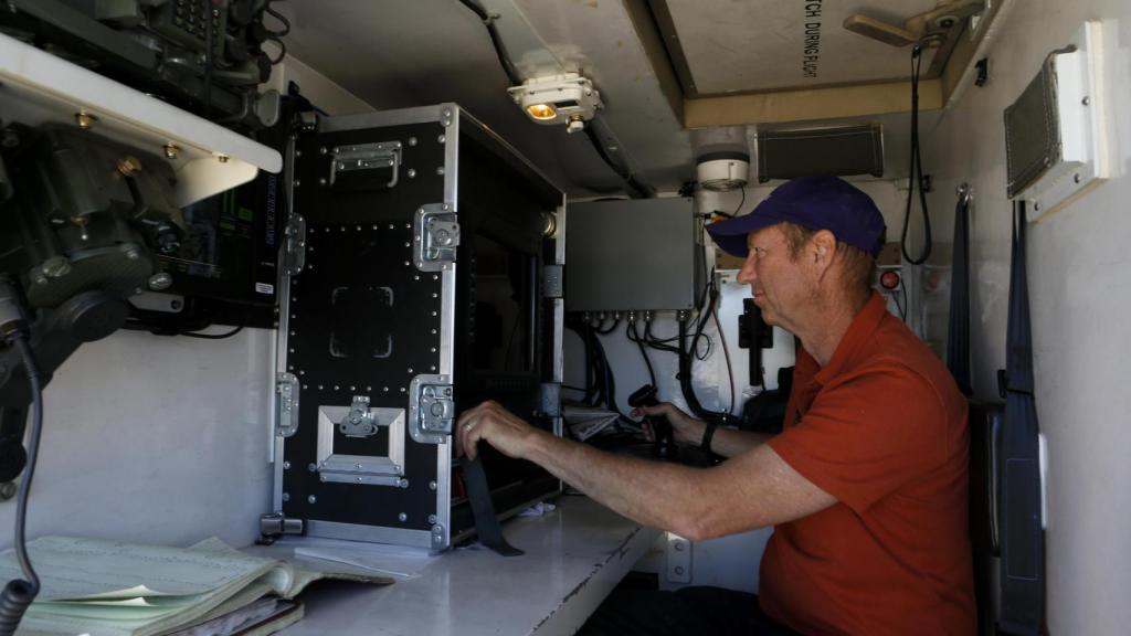 Técnico en el interior de un Active Denial System