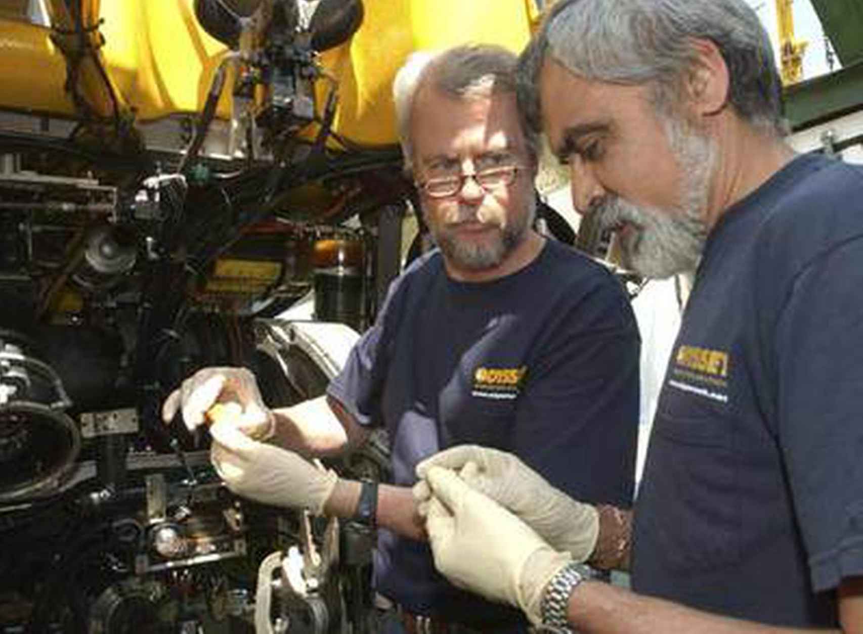 Greg Stemm y Tom Dettweiler examinando parte del tesoro del 'Cisne Negro'.