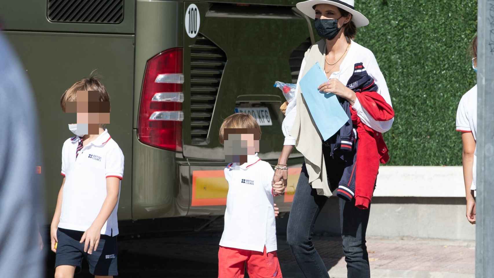 Sara Carbonero, con sus hijos en Madrid.