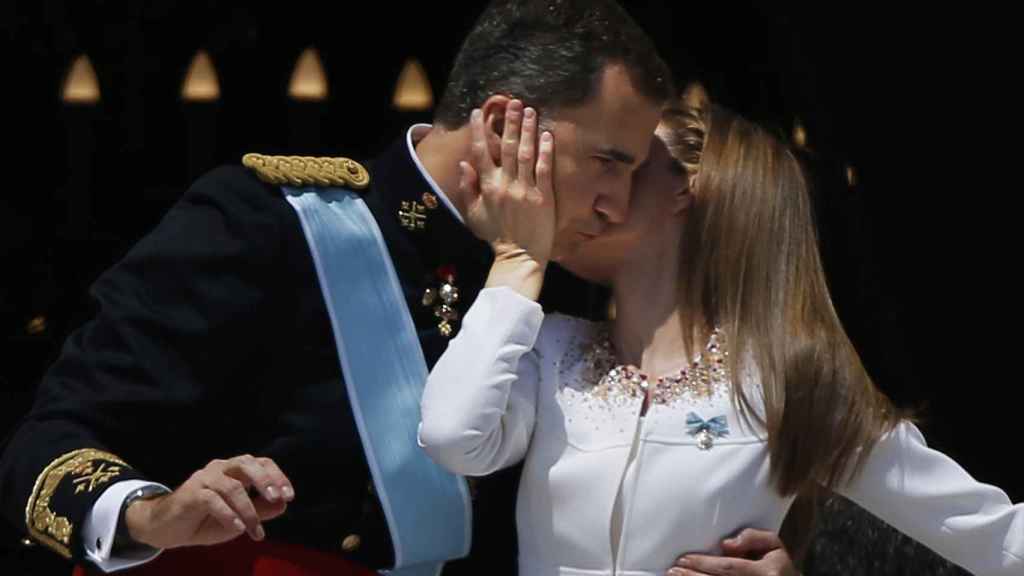 La reina Letizia besa en la mejilla al rey Felipe en su coronación.