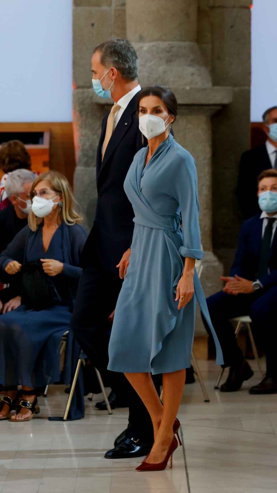 La reina Letizia ha estrenado vestido de Adolfo Domínguez en el Museo del Prado.