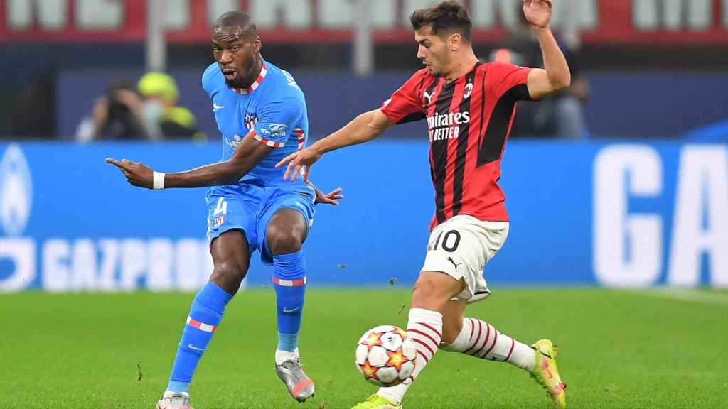 Brahim Díaz pelea un balón ante Kondogbia en el Milan - Atlético