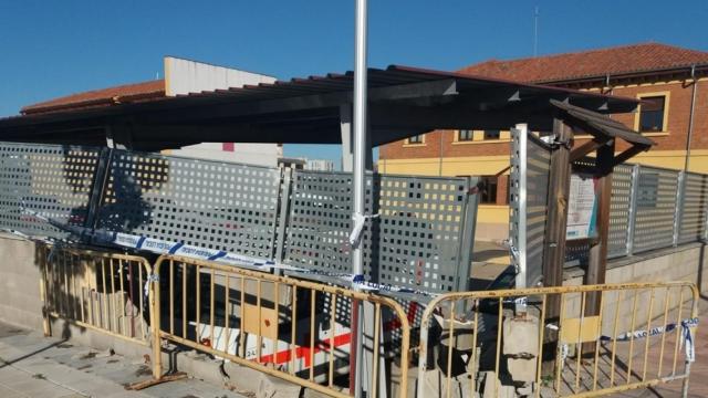 Daños materiales causados por una carrera ilegal en Puente Castro