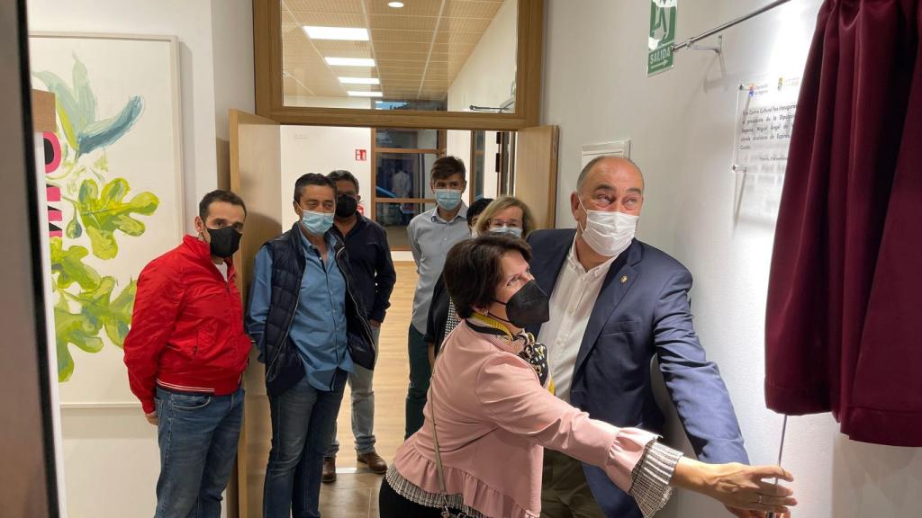 De Vicente inaugura el centro de usos múltiples de Tizneros