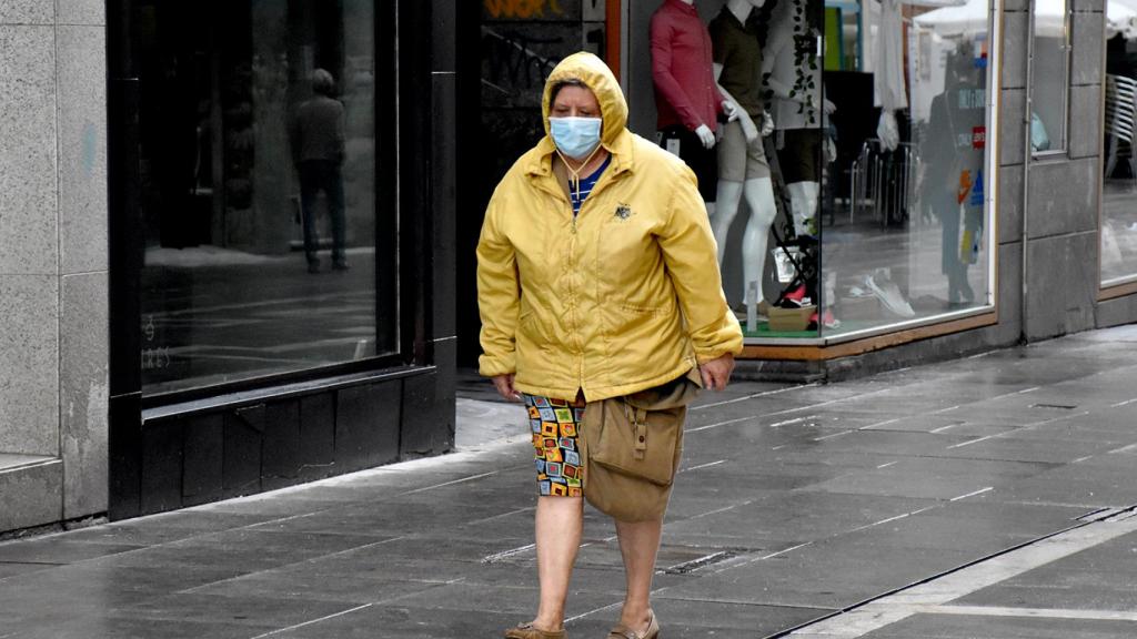 Una mujer con mascarilla pasea por Santa Clara en Zamora