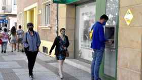 Ciudadanos de Zamora paseando con mascarilla por Tres Cruces