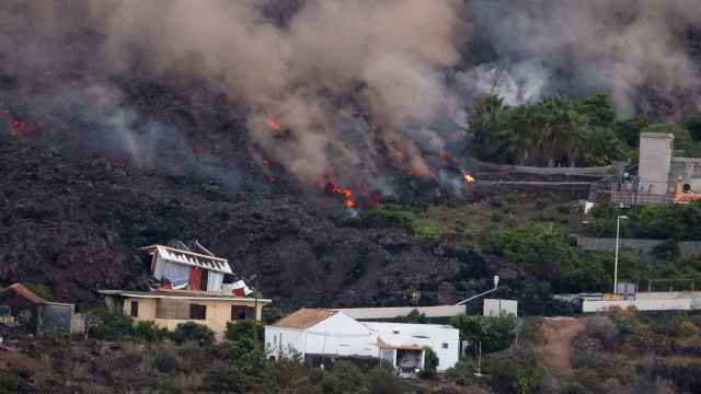 La lava arrasando algunos terrenos de La Palma.