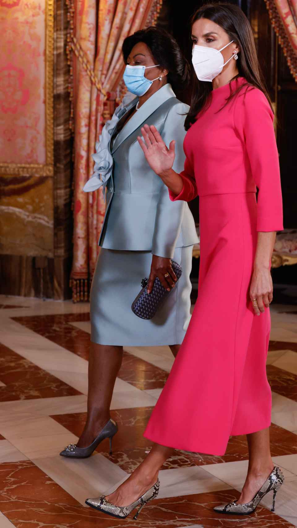 A diferencia de la primera dama de Angola, la Reina no ha llevado bolso.