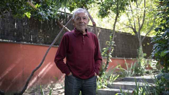 José Luis Gómez, en el jardín de su casa de Madrid este martes por la mañana.