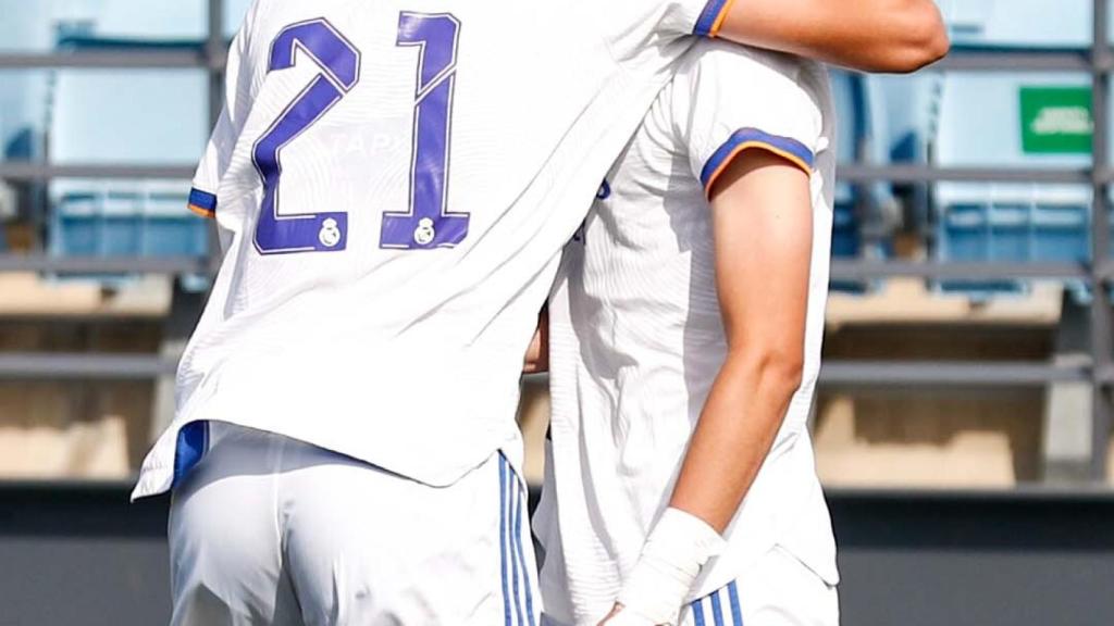 Bruno Iglesias y Javi Villar celebran un gol del Juvenil A del Real Madrid en la UEFA Youth League 2021/2022