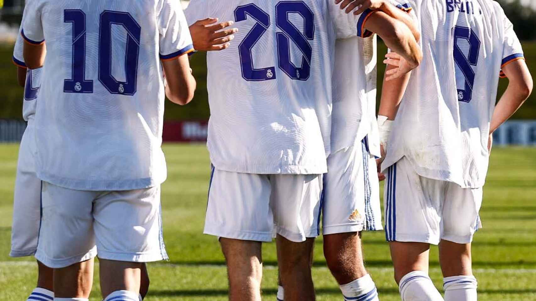 Julen Jon Guerrero celebra con sus compañeros del Juvenil A del Real Madrid su gol en la UEFA Youth League 2021/2022