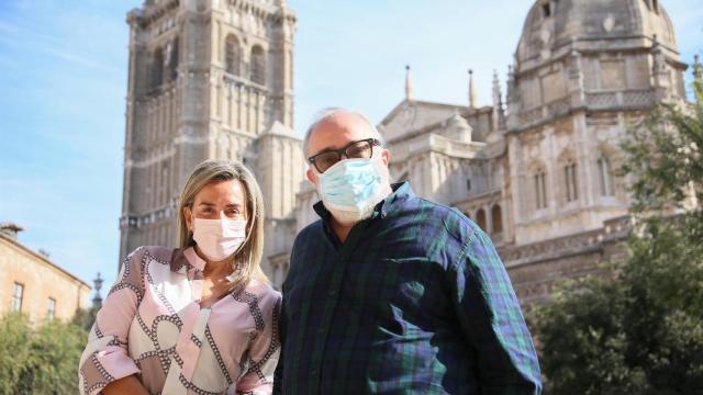 Milagros Tolón y Álex de la Iglesia posan juntos en uno de los balcones del Ayuntamiento de Toledo.