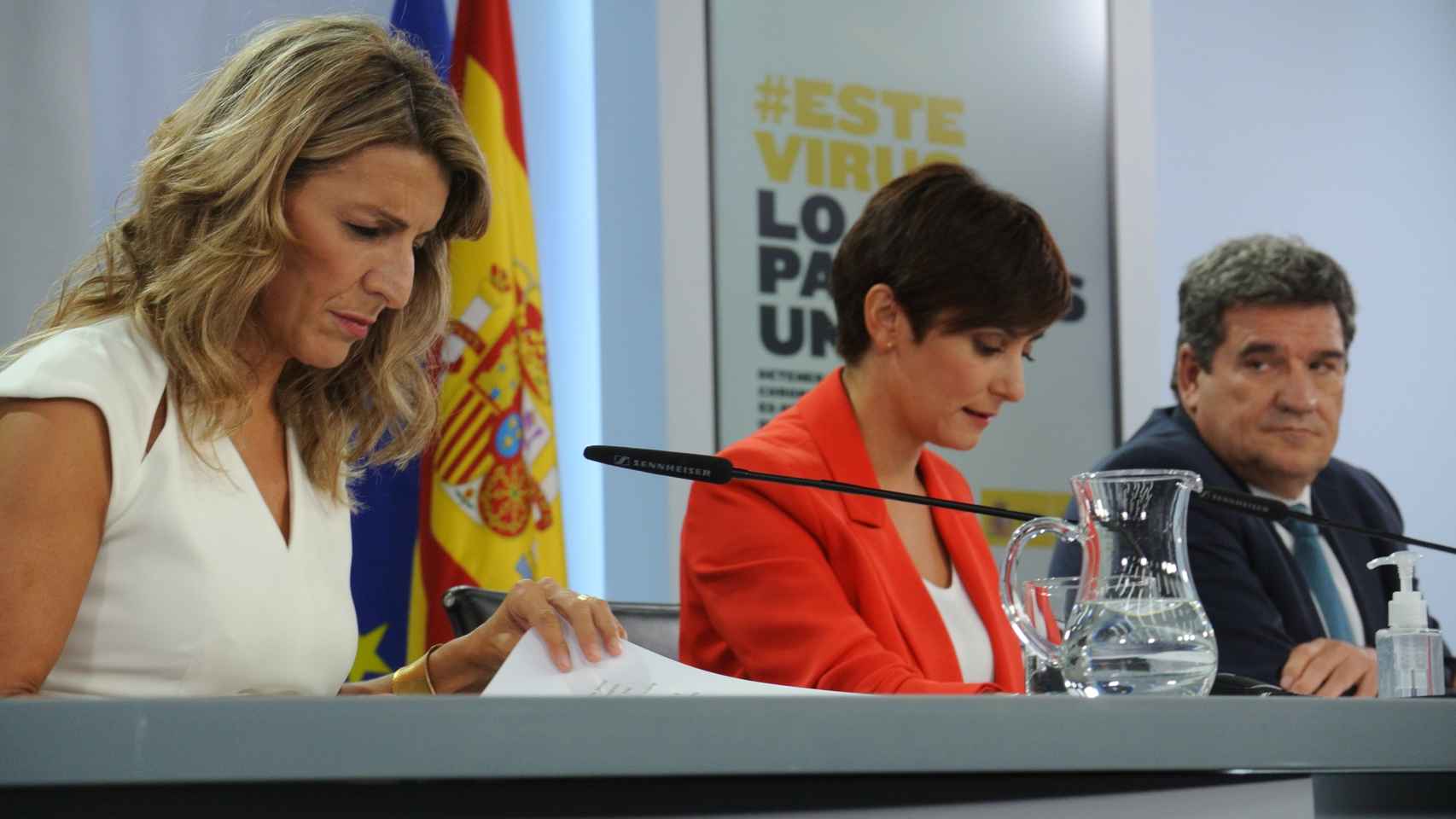 Yolanda Díaz y José Luis Escrivá, separados por la portavoz, Isabel Rodríguez, en la sala de prensa de Moncloa.