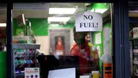 Una gasolinera de Stoke-on-Trent, Staffordshire, anuncia a sus clientes que se ha quedado sin combustible.