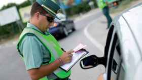 Un guardia civil pone una multa de tráfico