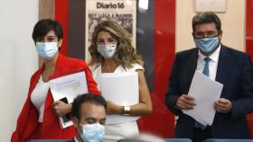 Isabel Rodríguez, Yolanda Díaz y José Luis Escrivá al comienzo de la rueda de prensa del Consejo de Ministros de este martes.