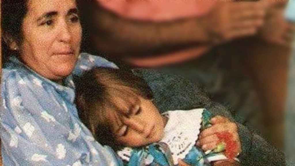 Kiko Rivera, en una imagen de su infancia, junto a su abuela, Ana Martín.