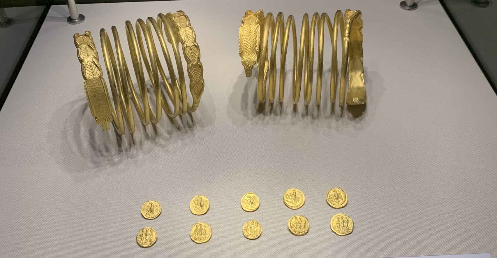 Estacios dacios de oro del rey Koson (siglo I a.C.) y brazaletes reales, decorados con dragones alados que se convertirían en el prototipo de la simbología dacia.