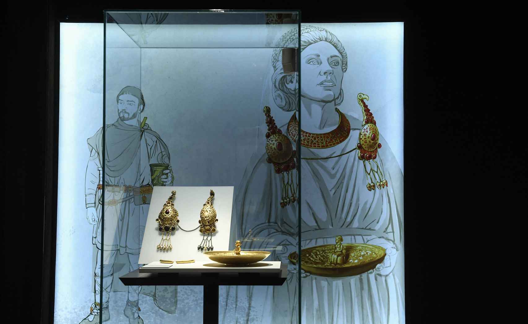 Pieces that make up the Pietroasele treasure, discovered in the Buzau district.  The illustrations in the exhibition, like the one in the image, are the work of the Romanian artist Radu Oltean, author of 'Dacia.  The Roman conquest '(Desperta-Ferro)