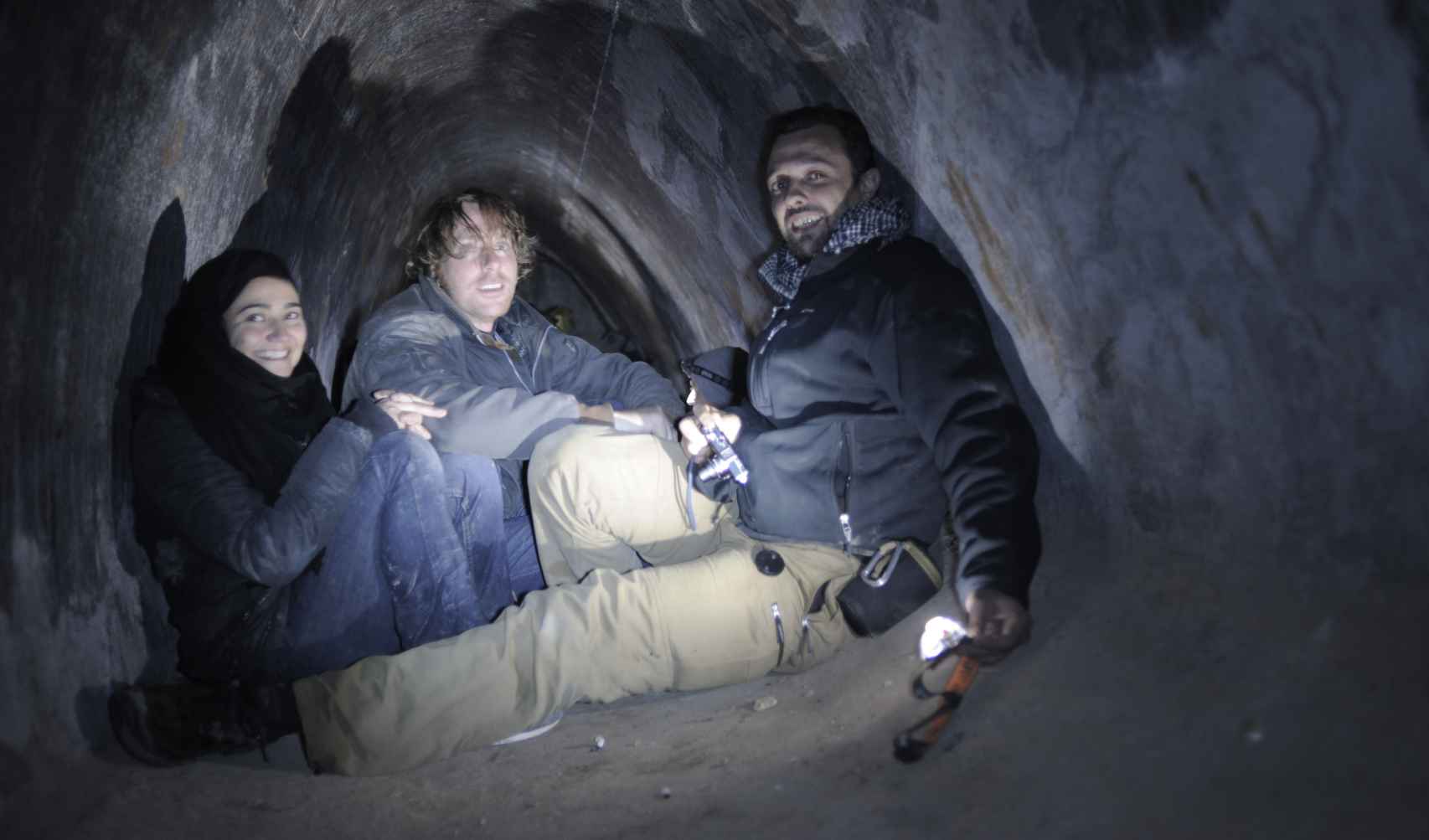 La periodista junto a Alessio Romenzi y Roberto Fraile en un túnel de entrada a la ciudad siria de Homs.
