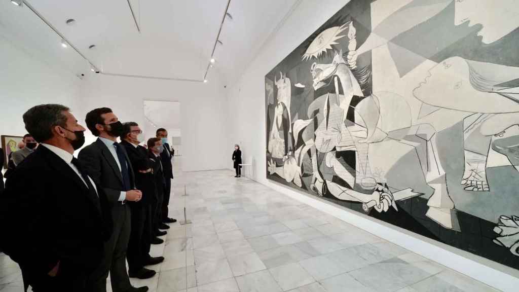 Sarkozy, Casado y otros dirigentes del PP, este miércoles ante el Guernica.