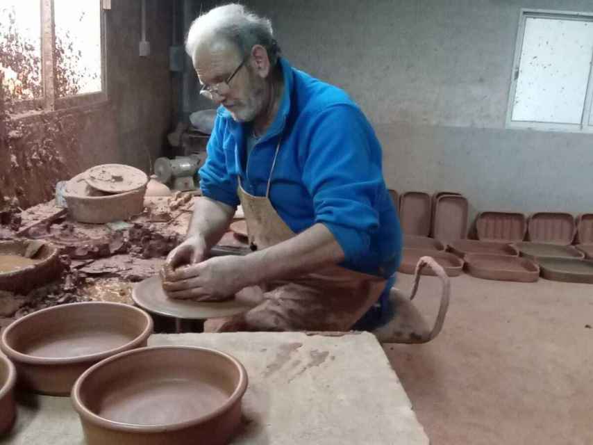 El alfarero Andrés Pérez trabaja en una de sus piezas en el taller que tiene junto a su casa