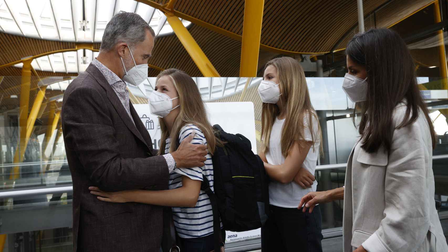 Los Reyes y la infanta Sofía despidiendo a la princesa Leonor en el aeropuerto de Madrid-Barajas.