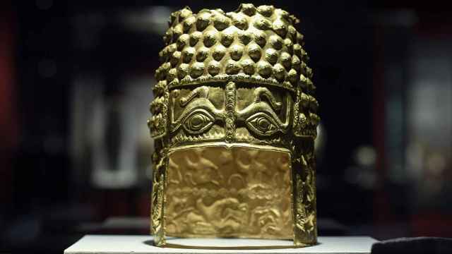 El casco principesco de Cotofenesti, una de las piezas más destacadas de la exposición.